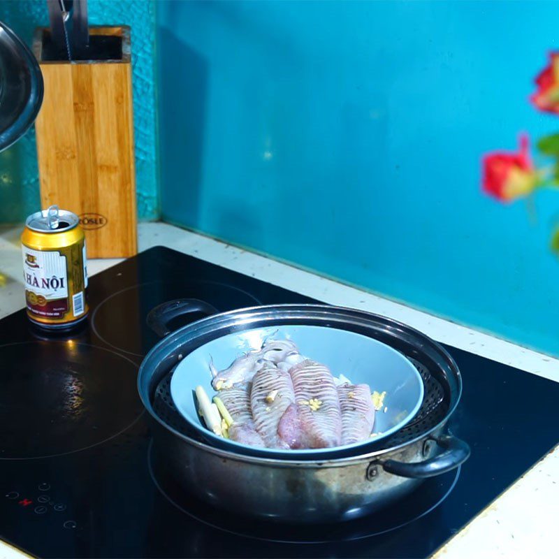 Step 2 Steam the squid for Beer Steamed Squid