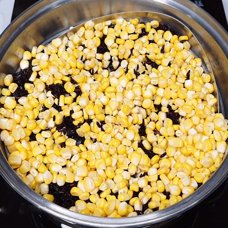 Step 2 Steam black sticky rice and sweet corn Black sticky rice with sweet corn