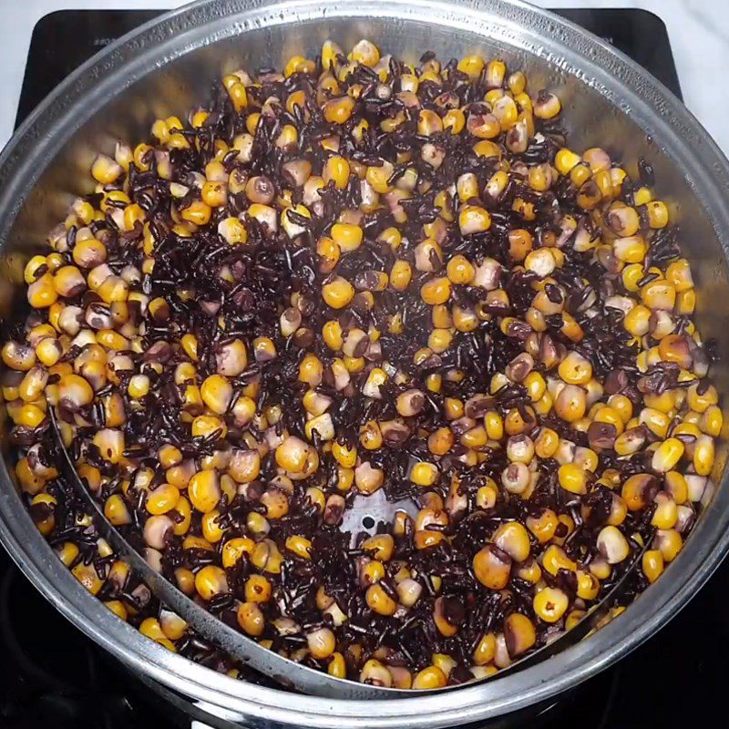 Step 2 Steam black sticky rice and sweet corn Black sticky rice with sweet corn