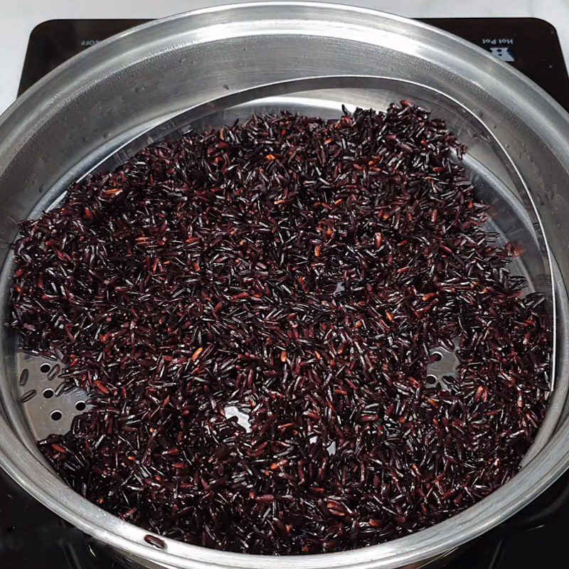Step 2 Steam black sticky rice and sweet corn Black sticky rice with sweet corn