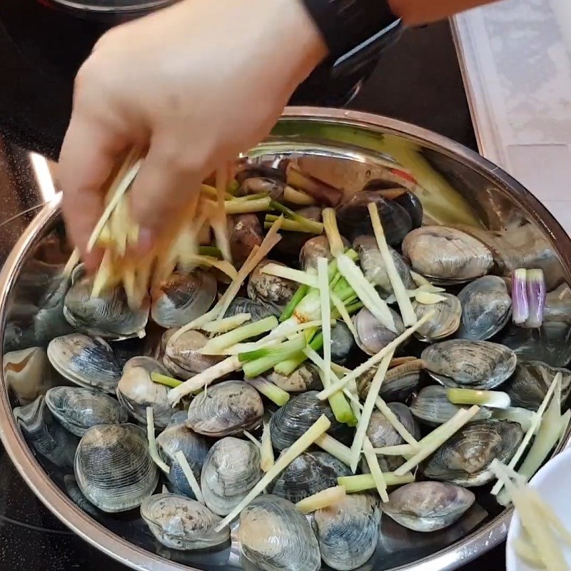 Step 4 Steaming clams with ginger and scallions