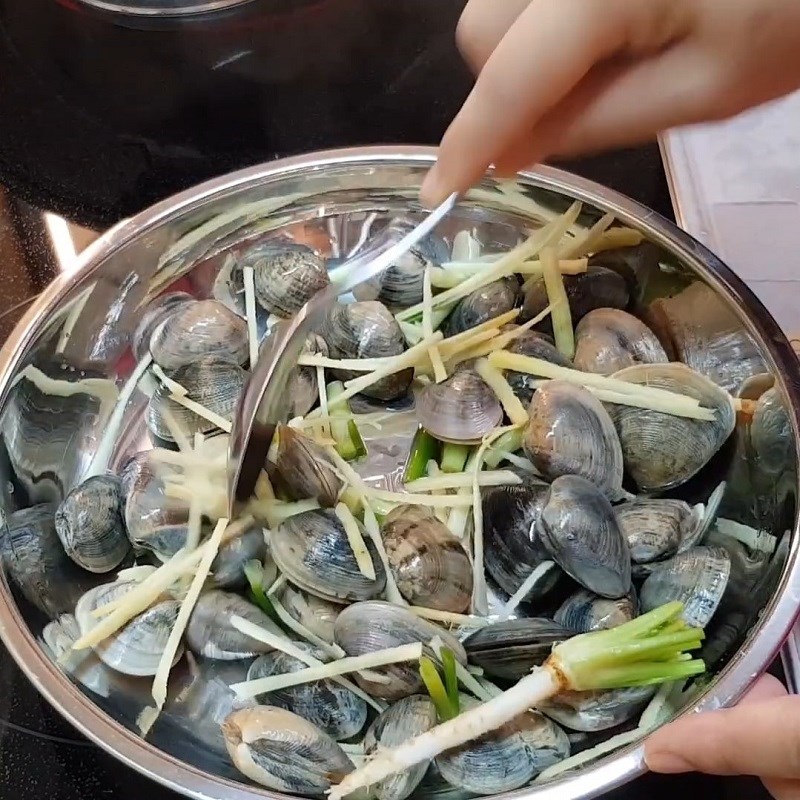 Step 4 Steaming clams with ginger and scallions
