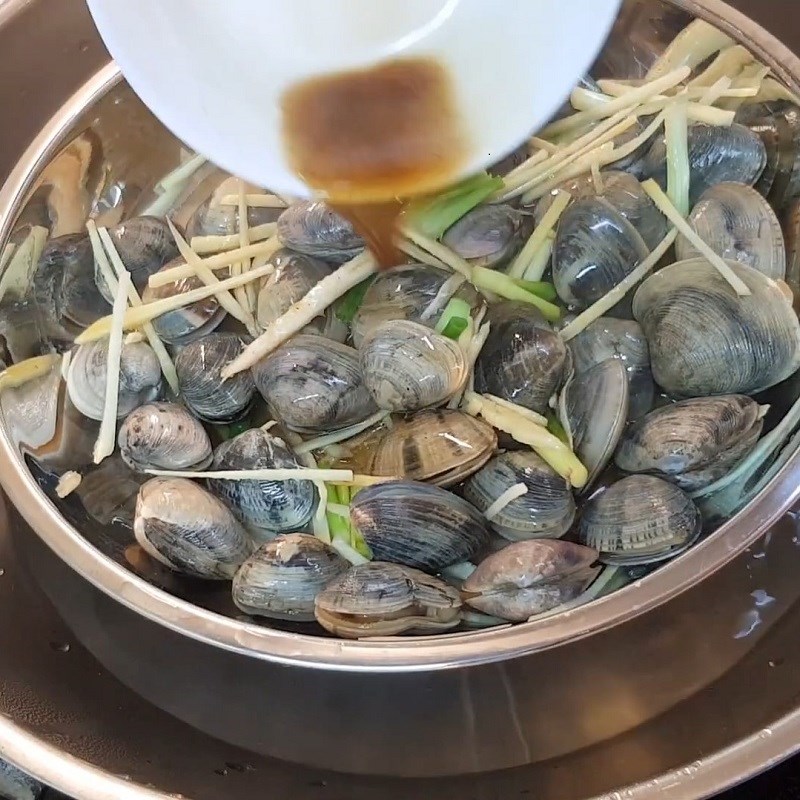 Step 4 Steaming clams with ginger and scallions