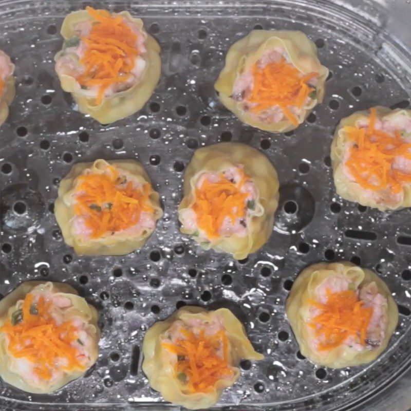 Step 6 Steaming the dumplings with shrimp and chicken filling