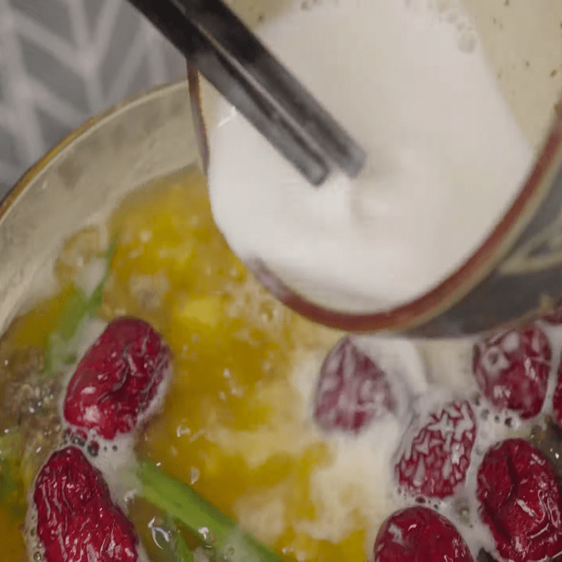Step 4 Complete Mung bean and lotus seed dessert with red apples