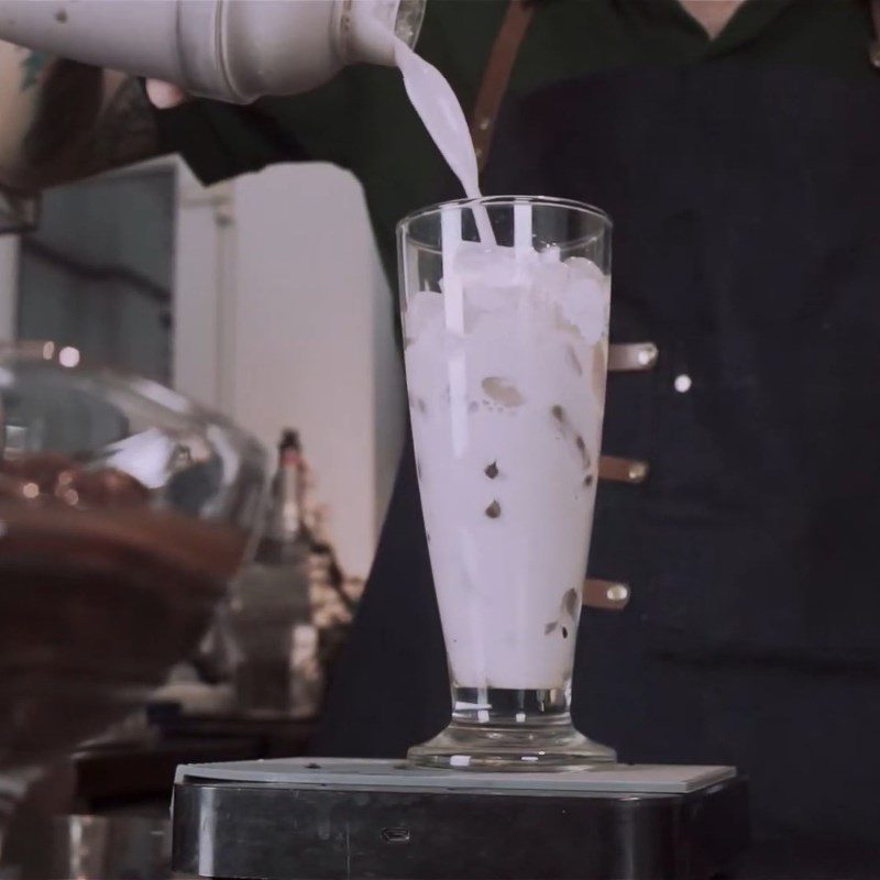 Step 4 Completion of taro milk tea with red beans