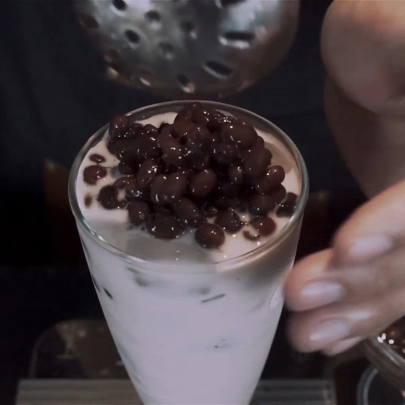Step 4 Completion of taro milk tea with red beans