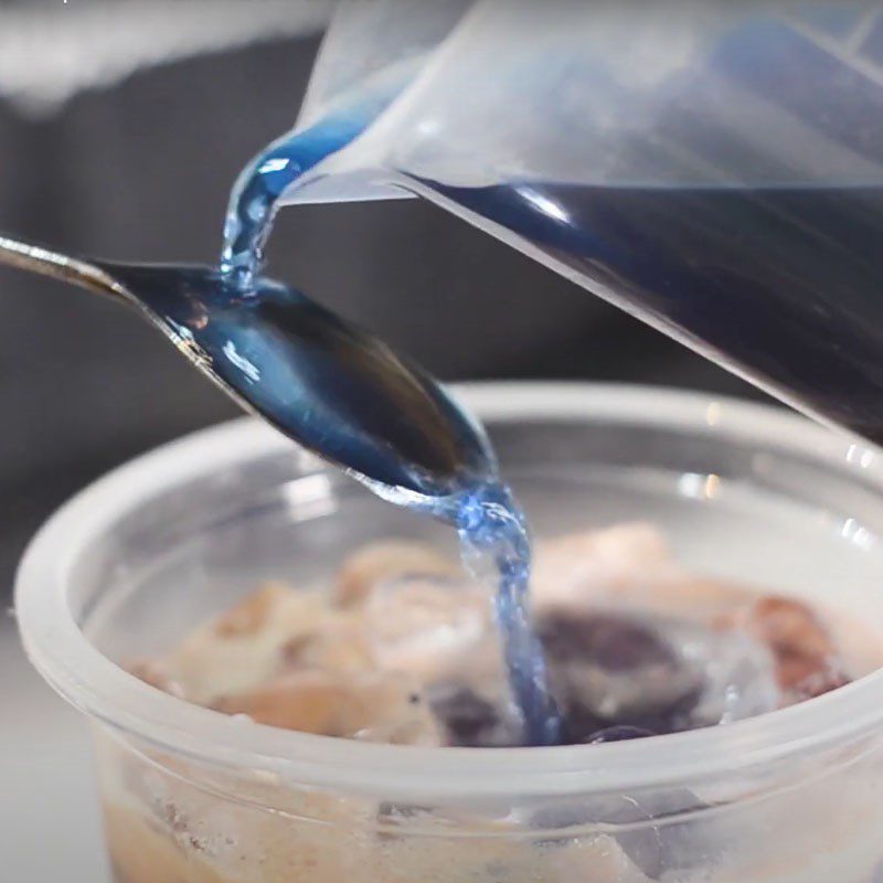 Step 4 Completion of Okinawa milk tea with butterfly pea flower
