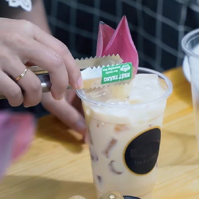 Step 4 Completion Longan Lotus Milk Tea