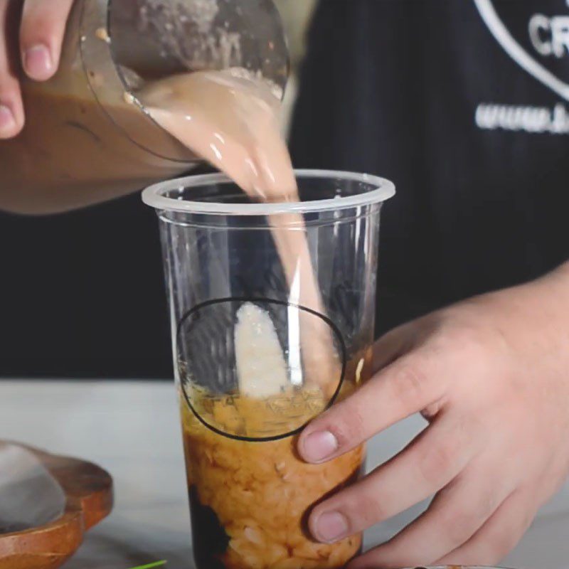 Step 4 Completion of Okinawa milk tea with butterfly pea flower