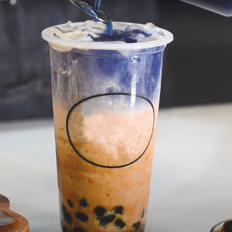 Step 4 Completion of Okinawa milk tea with butterfly pea flower