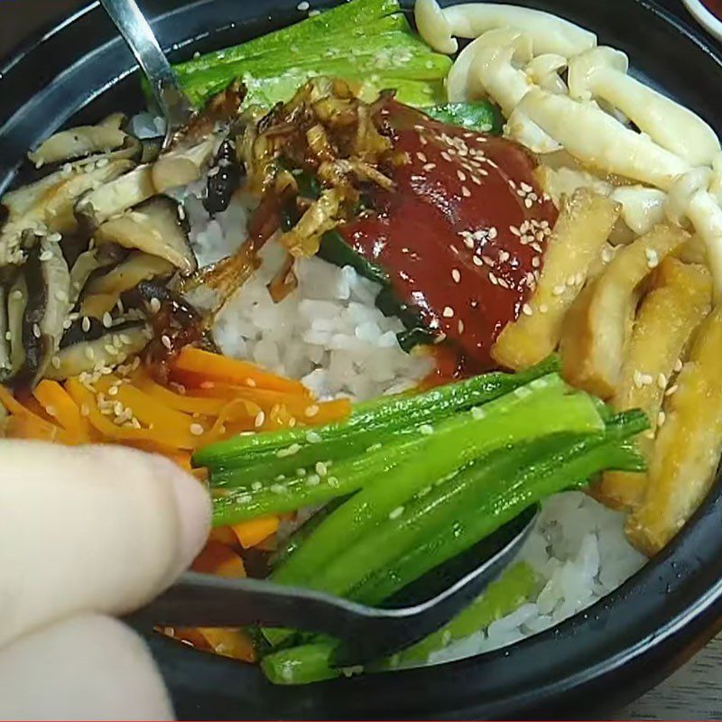 Step 5 Completion of vegetarian mixed rice with soy sauce