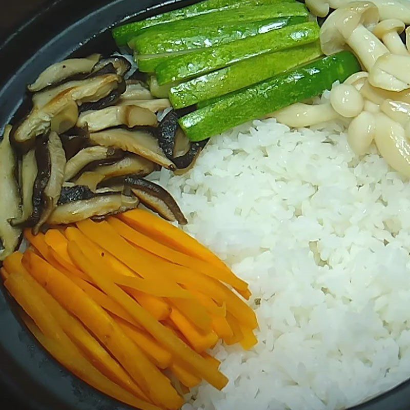 Step 5 Completion of vegetarian mixed rice with soy sauce