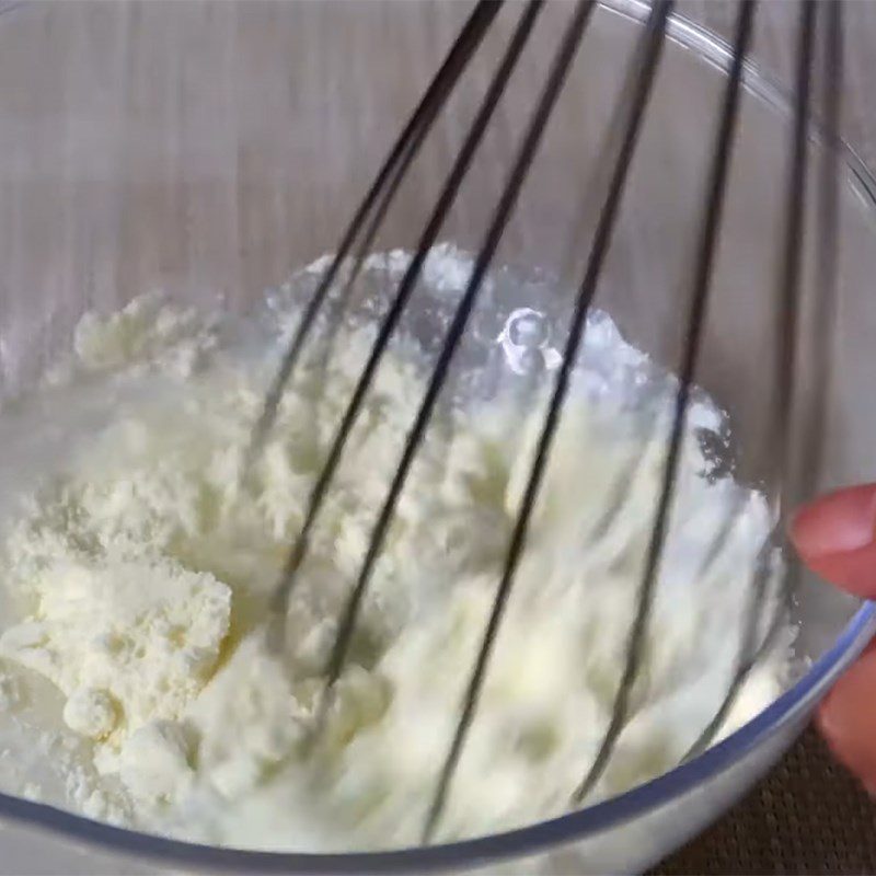 Step 3 Whipping cream cheese for Milo cream cheese milk tea