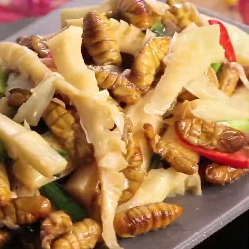 Step 4 Completion Stir-fried larvae with bamboo shoots