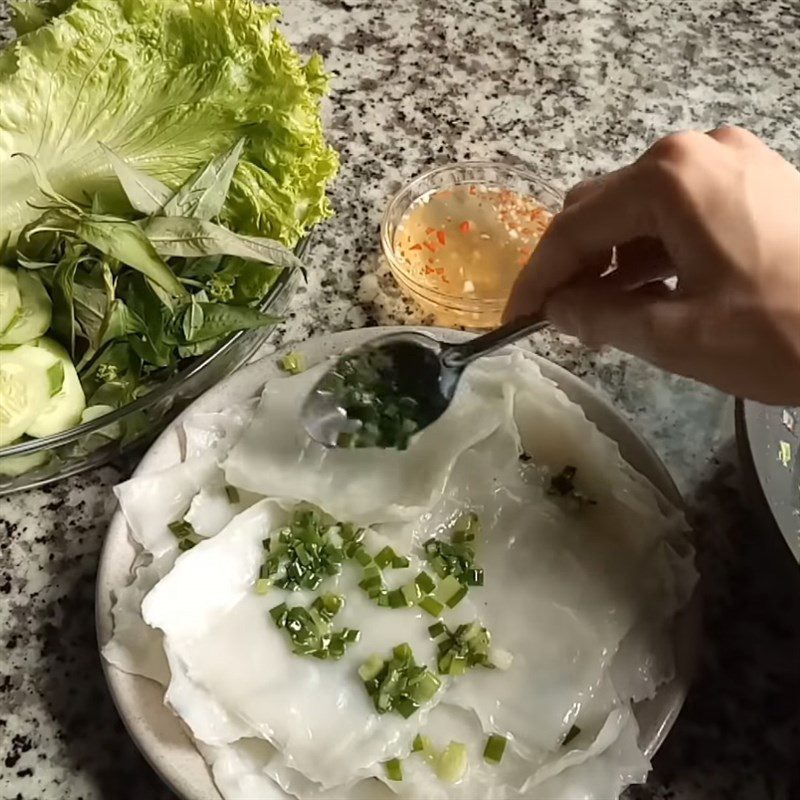Step 4 Completion Steamed rice paper with onion