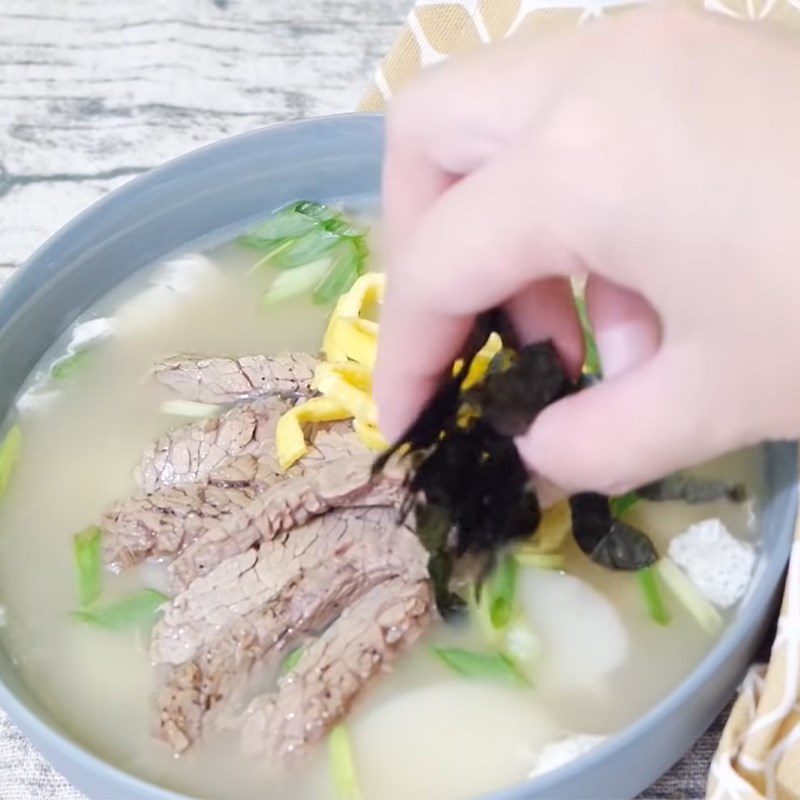Step 5 Cook the soup and finish Rice cake soup tteokbokki (tteokguk)