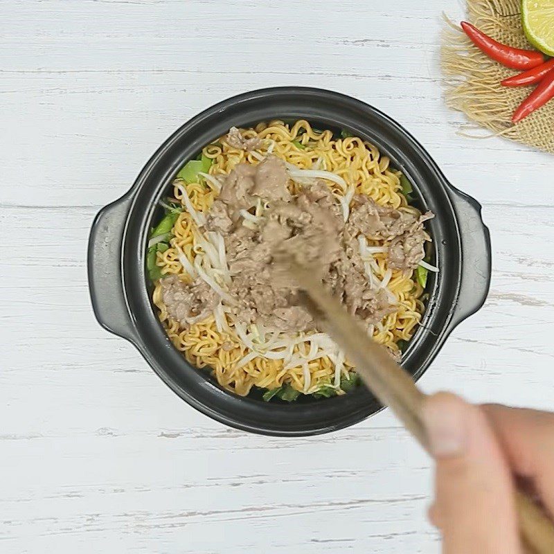 Step 4 Completion of spicy sour beef noodles