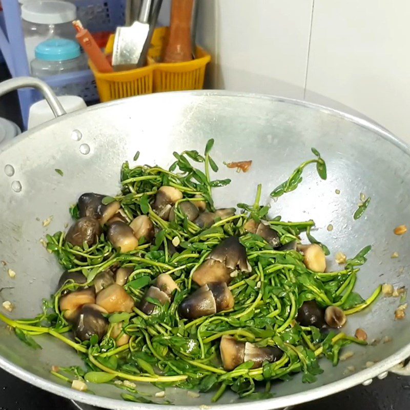Step 3 Completing the dish Stir-fried bitter vegetables with straw mushrooms
