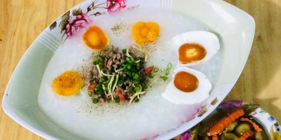 how to cook salty egg rice porridge with shredded meat to satisfy your hunger on a rainy day 12540