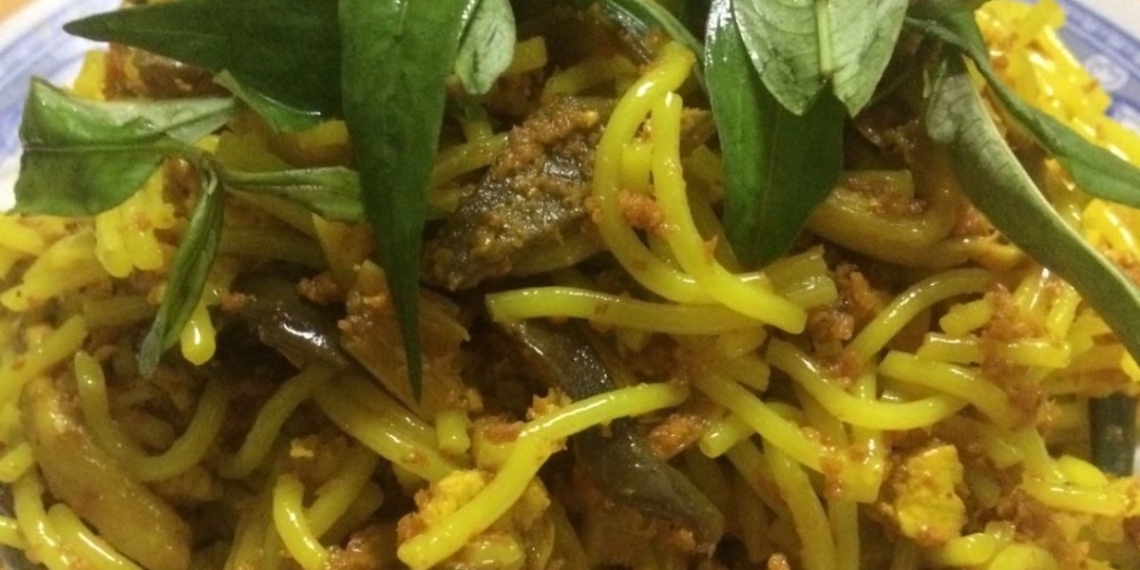 how to make delicious and attractive hue fried noodles 12593