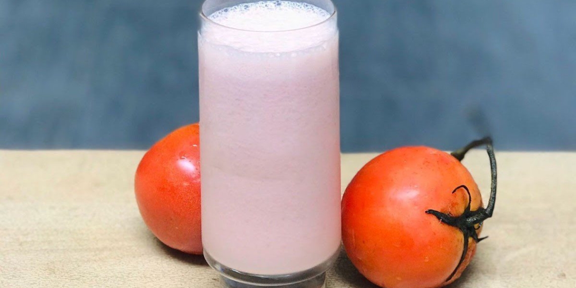 how to make delicious tomato smoothie for beautiful skin on new year 00549