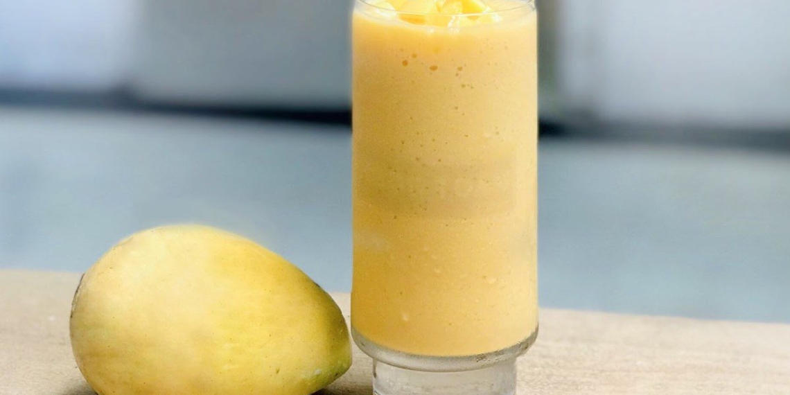 how to make mango smoothie with delicious appealing milk refreshing
