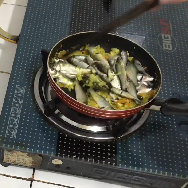 Step 3 Cooking fish Linh fish cooked with lemongrass and chili