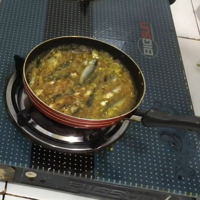 Step 3 Cooking fish Linh fish cooked with lemongrass and chili