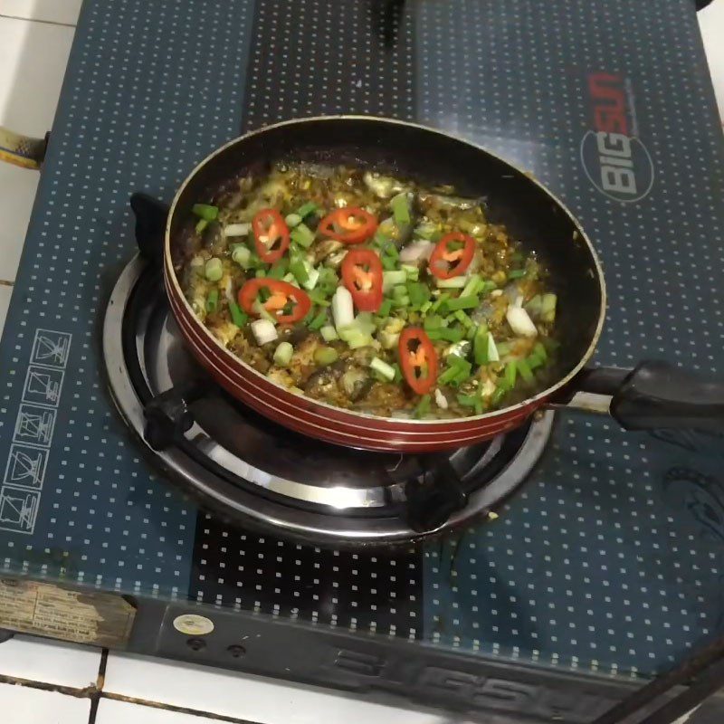 Step 3 Braised fish with lemongrass and chili
