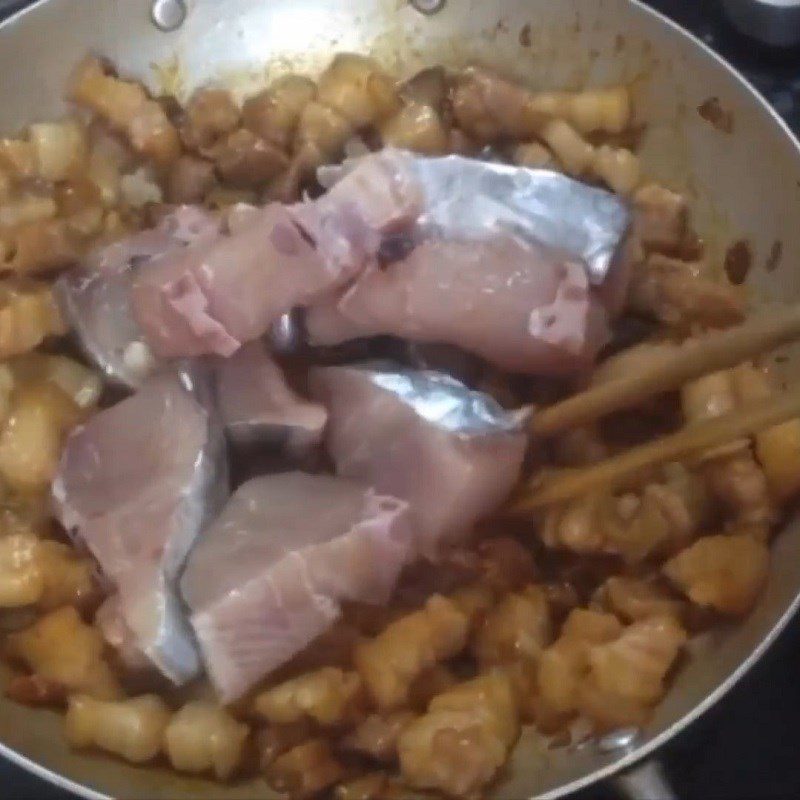 Step 4 Cooking mackerel Braised mackerel with pork belly