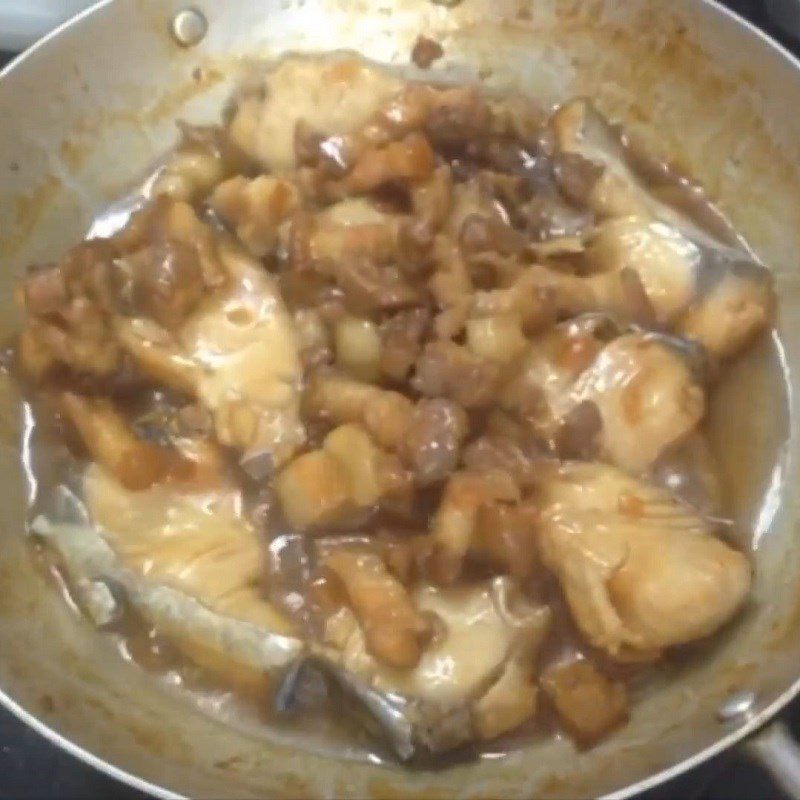 Step 4 Cooking mackerel Braised mackerel with pork belly