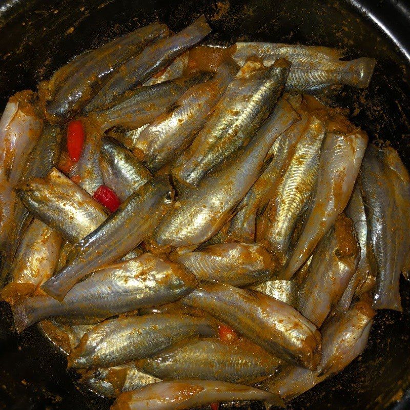 Step 3 Cook the fish Fish with turmeric braised