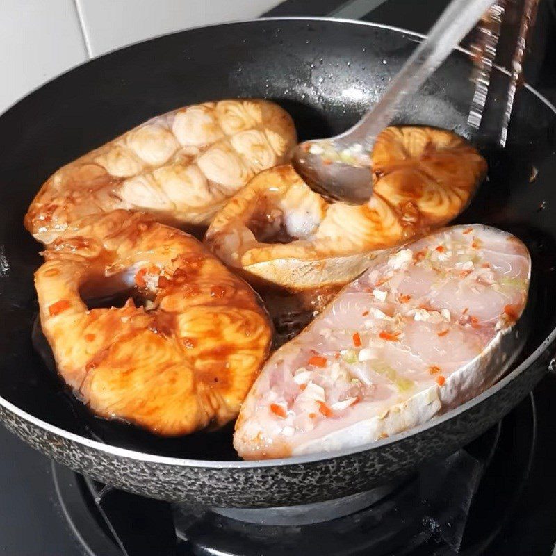 Step 3 Cook the fish Snakehead fish braised with pineapple