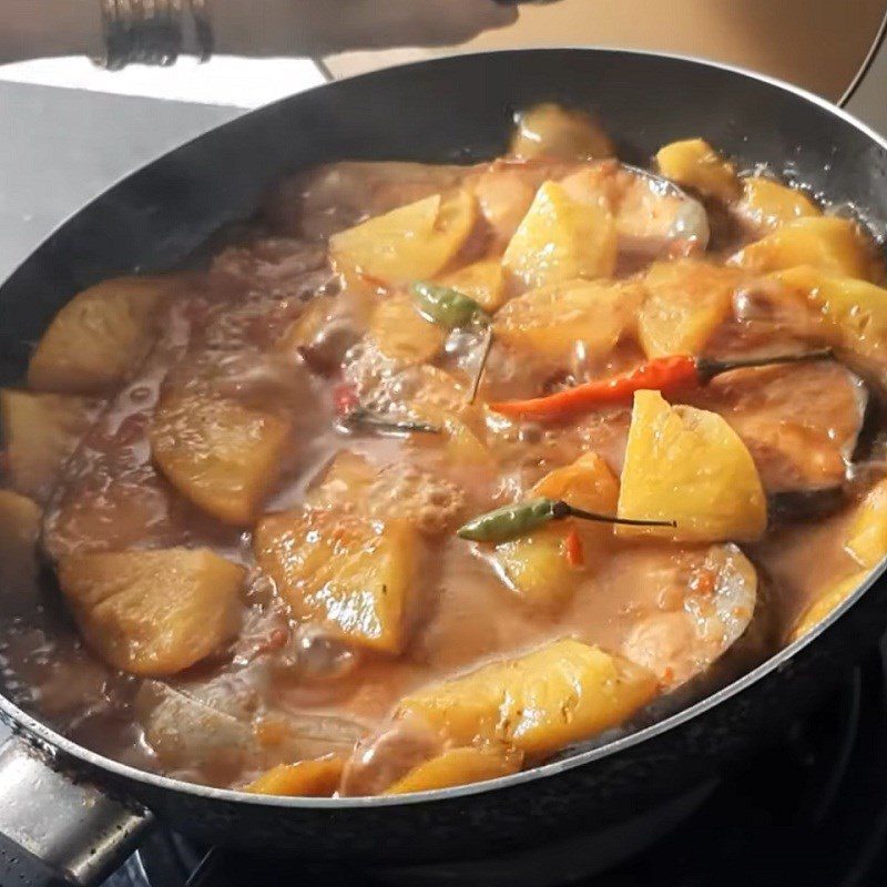 Step 3 Cook the fish Snakehead fish braised with pineapple