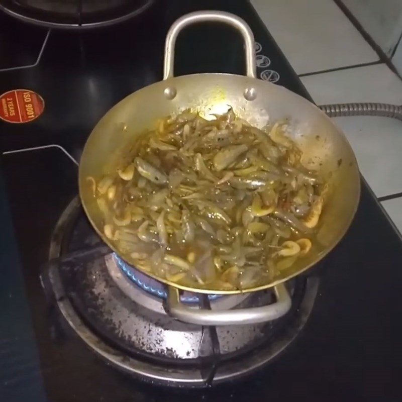 Step 3 Stew the fish Fish belly stew with turmeric powder