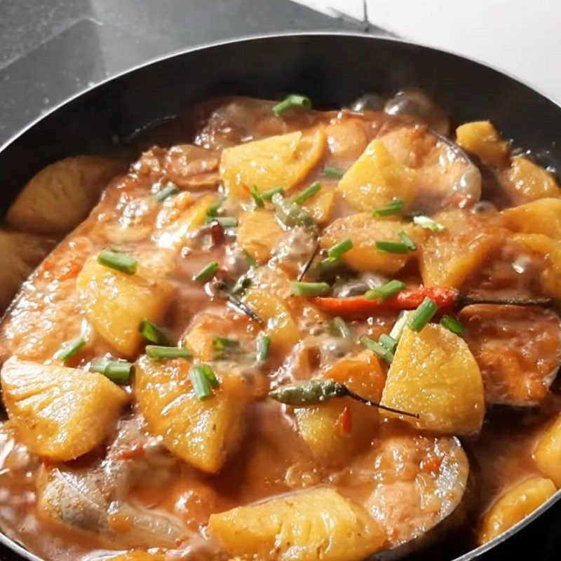 Step 3 Braised pineapple fish