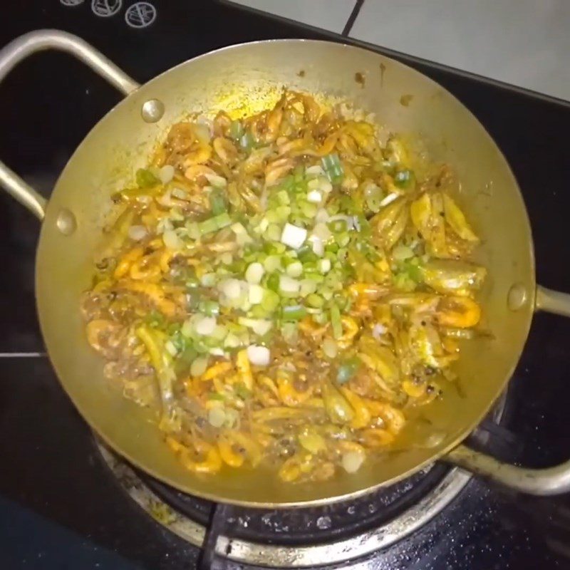 Step 3 Stew the fish Fish belly stew with turmeric powder
