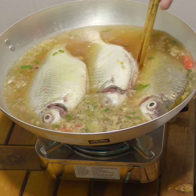 Step 4 Stewing fish for fish stew