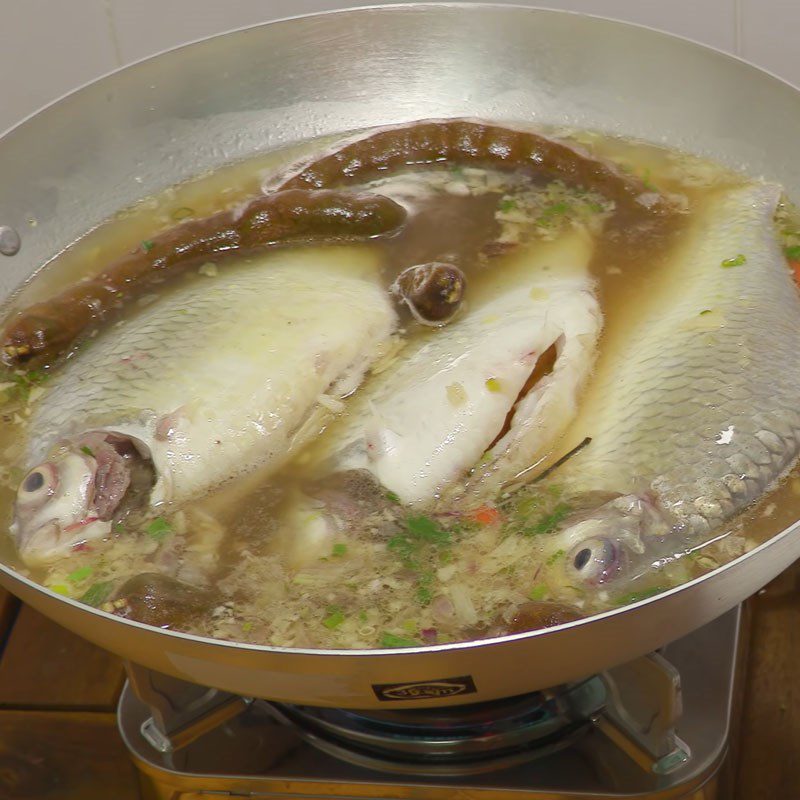 Step 4 Stewing fish for fish stew