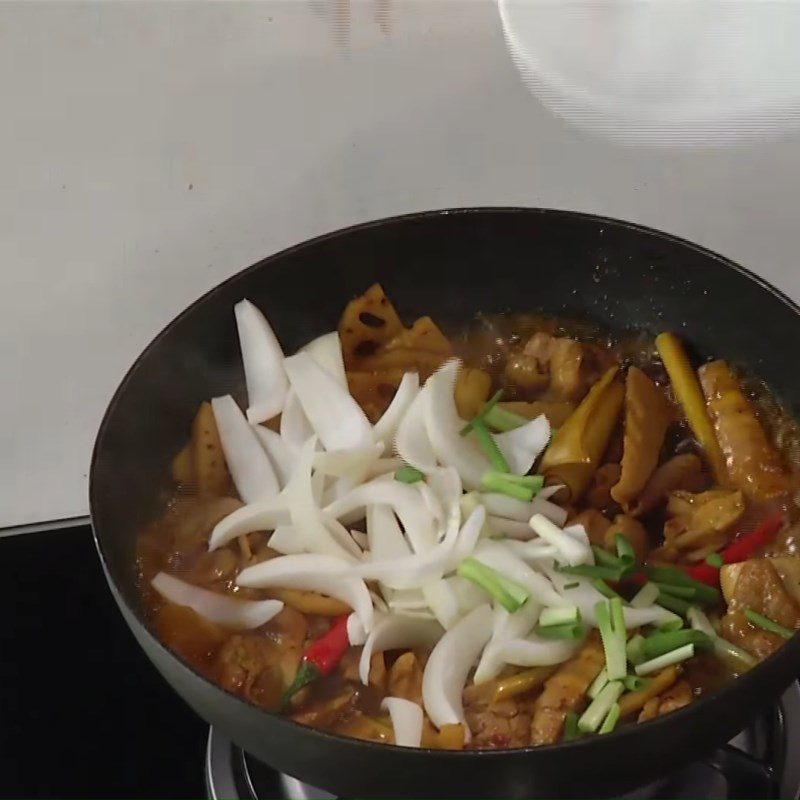 Step 4 Braised chicken with vegetables