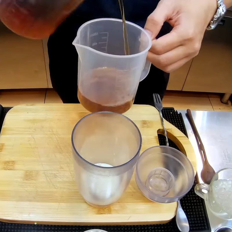 Step 2 Stir the tea with the milk cream powder mixture Hokkaido milk tea