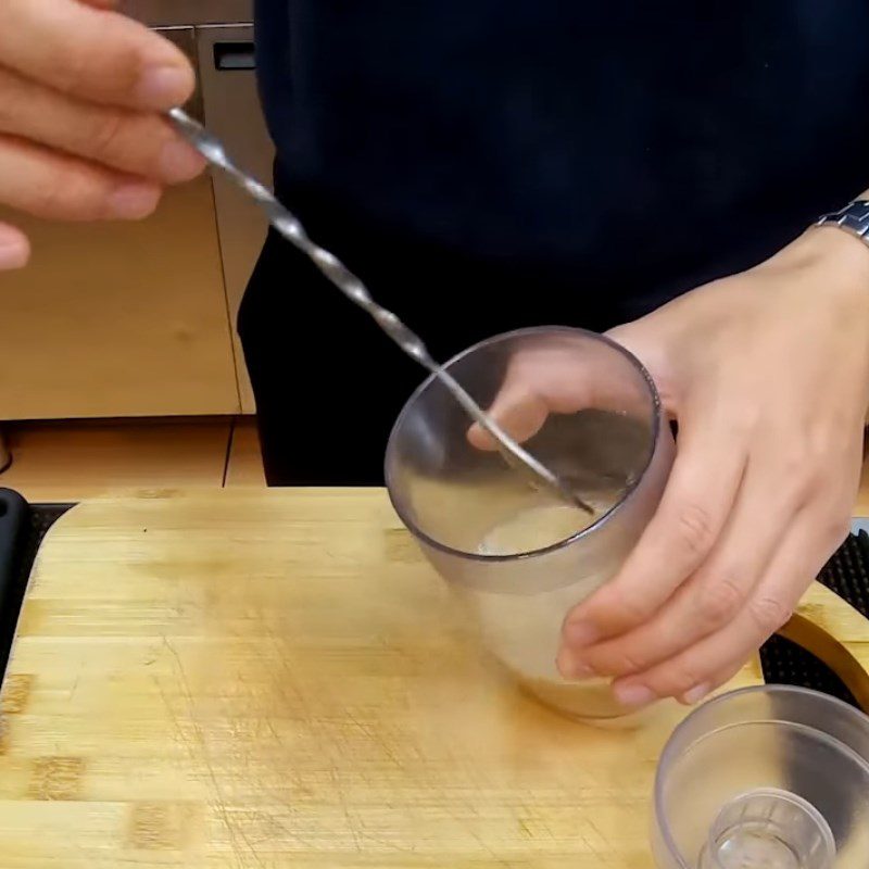 Step 2 Stir the tea with the milk cream powder mixture Hokkaido milk tea