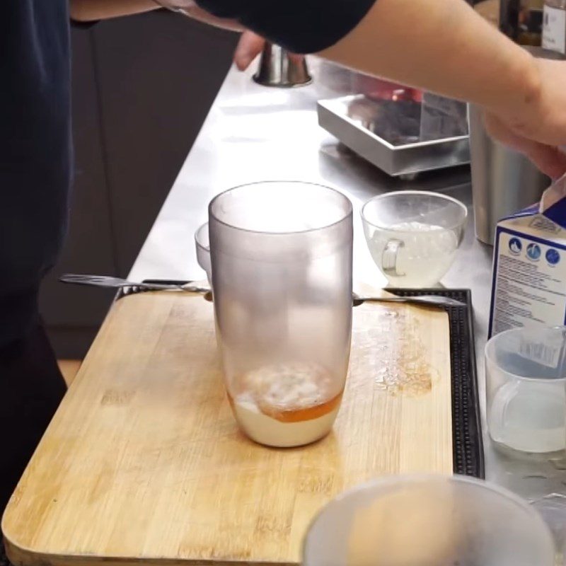 Step 2 Stir the tea with the milk cream powder mixture for Hokkaido milk tea