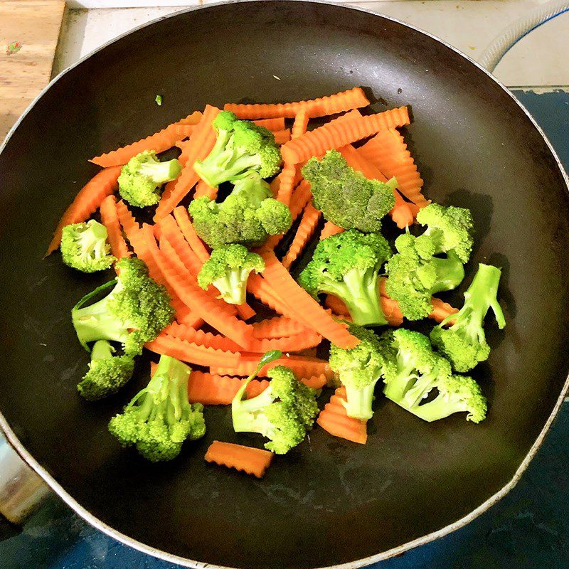 Step 2 Stir-fried broccoli with carrots Broccoli stir-fried with carrots