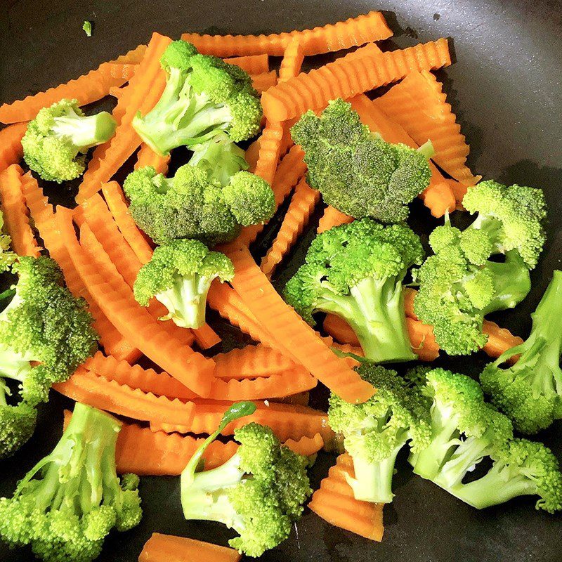 Step 2 Stir-fried broccoli with carrots Broccoli stir-fried with carrots