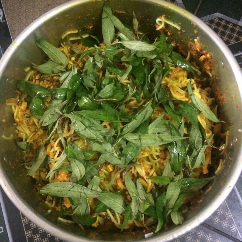Step 3 Make stir-fried turmeric noodles Vegetarian stir-fried noodles