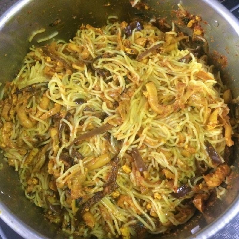 Step 3 Make stir-fried turmeric noodles Vegetarian stir-fried noodles