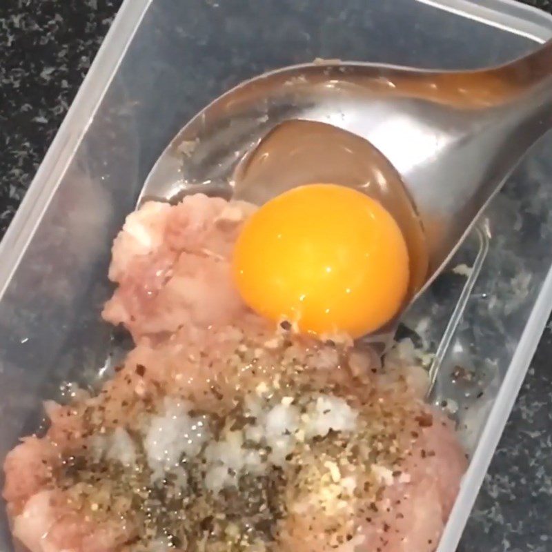 Step 3 Make minced crab meat cakes for freshwater crab hotpot with snakehead fish