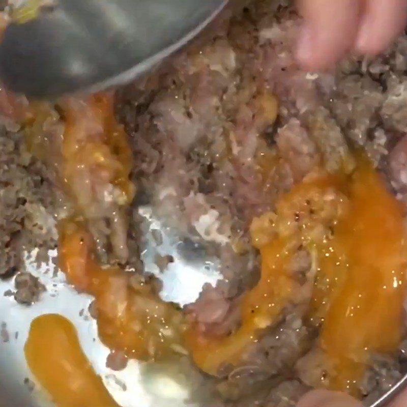 Step 3 Make minced crab meat cakes for freshwater crab hotpot with snakehead fish